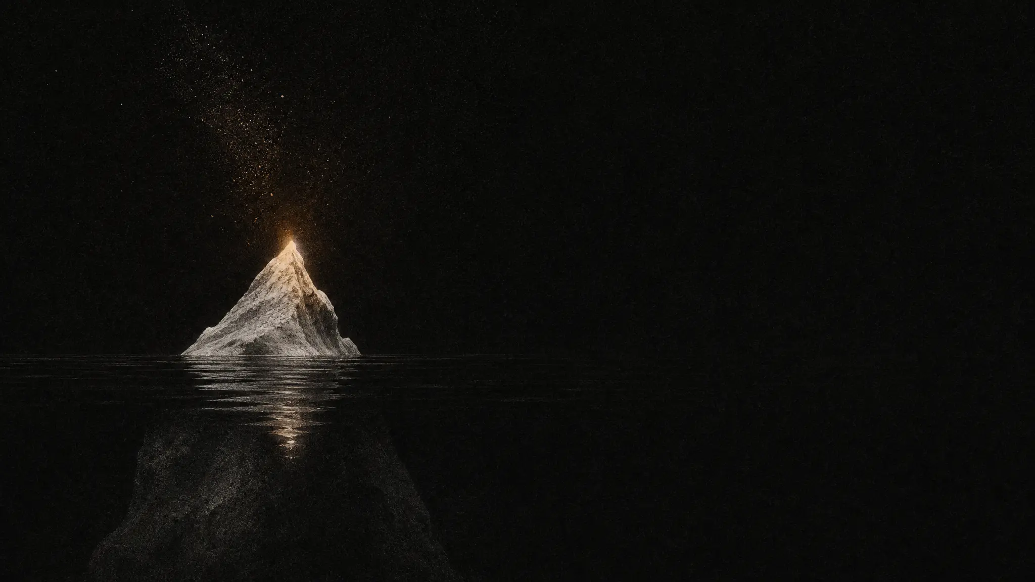 A ponta de um iceberg rompendo a linha d'água escura, acesa como chama de vela